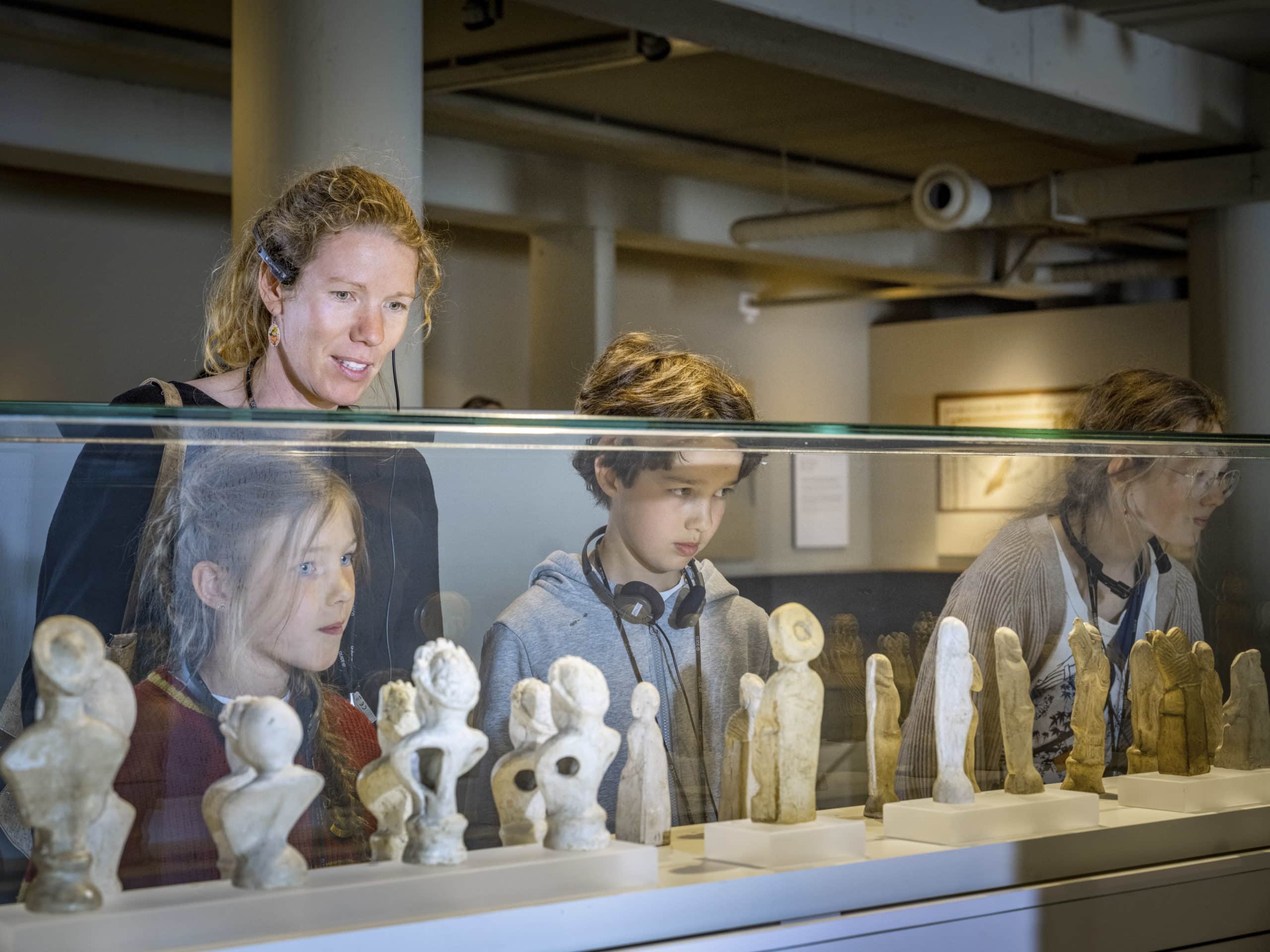 Bezoeker in de permanente tentoonstelling 'Van neanderthaler tot Gallo-Romein' in het Gallo-Romeins Museum