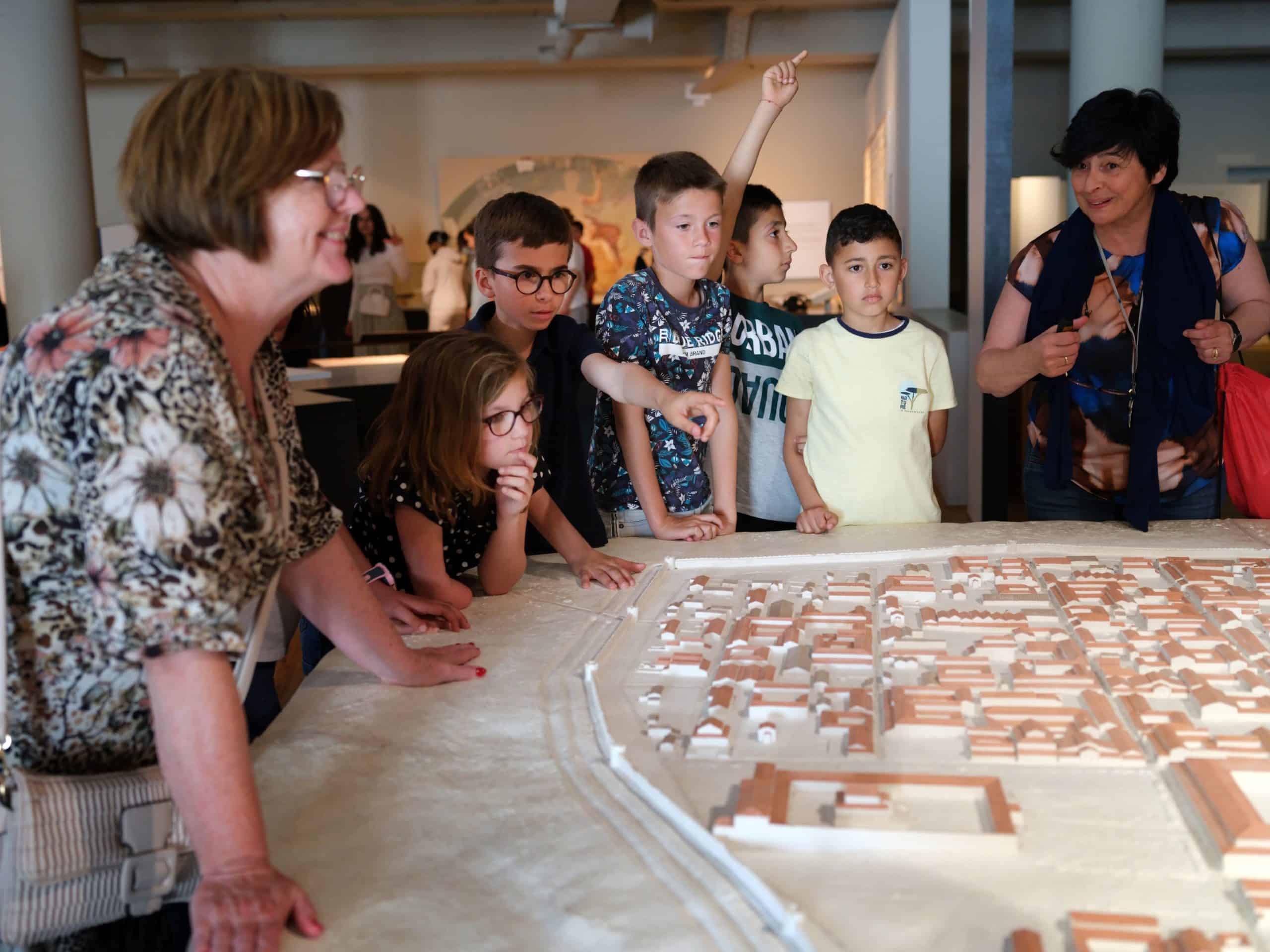 Leerlingen tijdens het schoolprogramma 'Ten aanval' in het Gallo-Romeins Museum