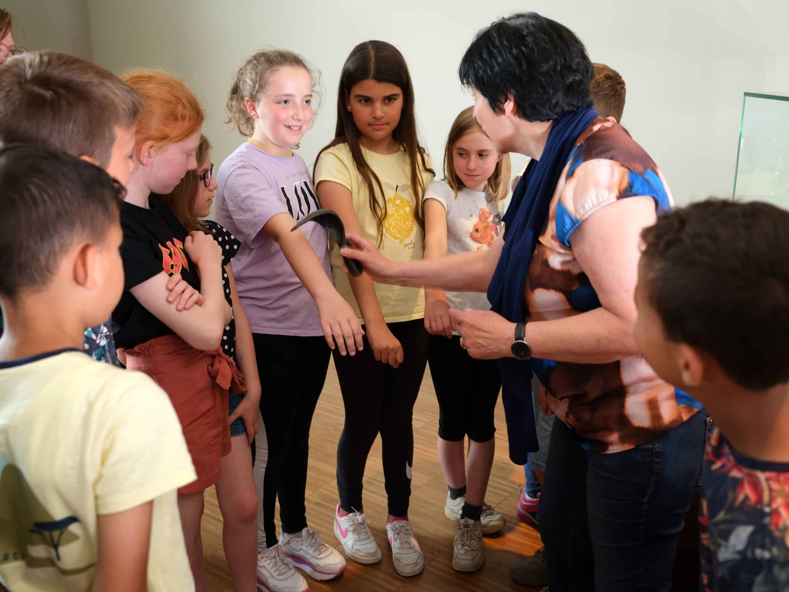 Leerlingen tijdens het schoolprogramma 'Ten aanval' in het Gallo-Romeins Museum