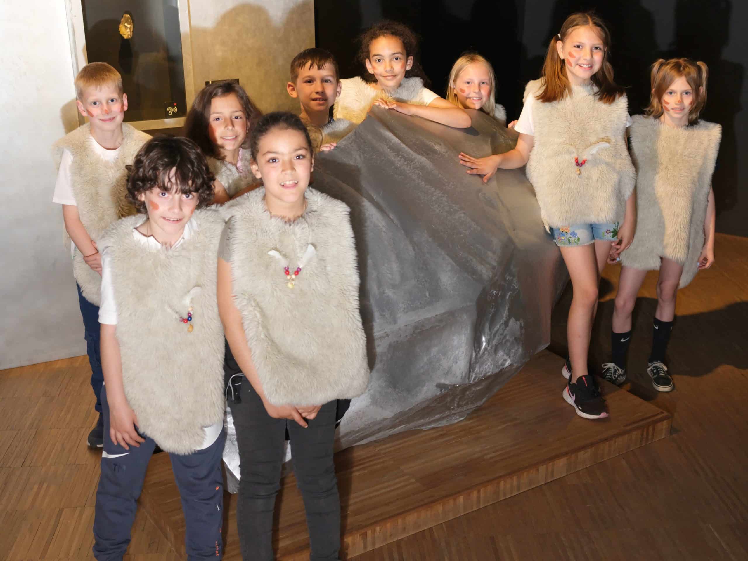 Kinderen tijdens het schoolprogramma 'De oermens' in het Gallo-Romeins Museum