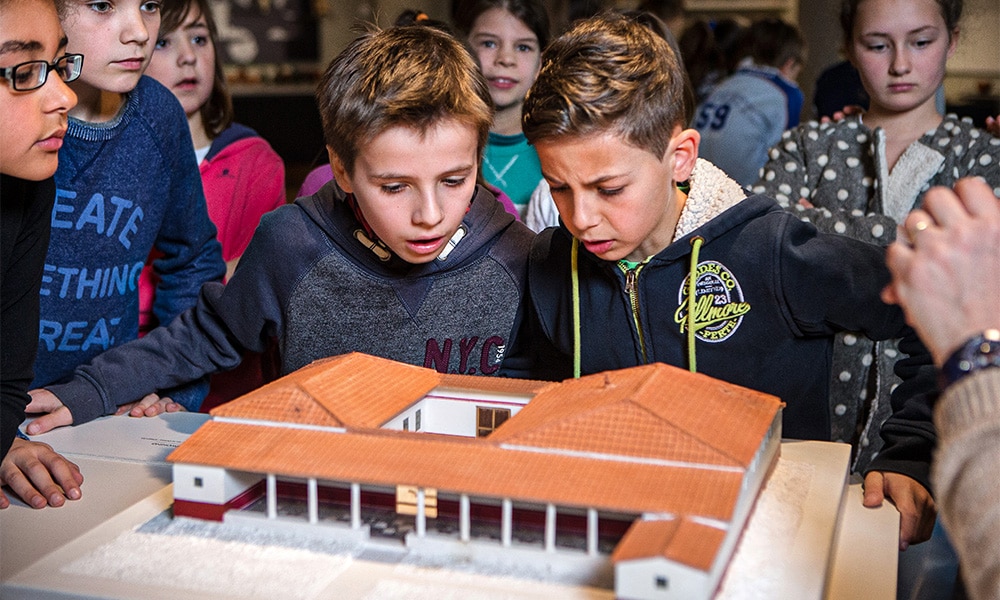 Leerlingen tijdens scholenprogramma 'Ten aanval' in het Gallo-Romeins Museum