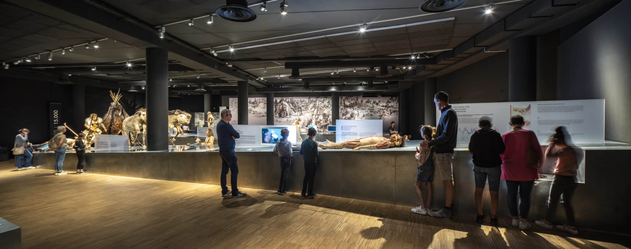 Bezoekers in de prehistorische zaal van het Gallo-romeins Museum