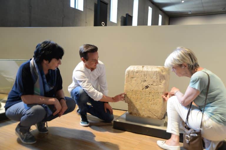 Lesgever met cursisten in het Gallo-Romeins Museum