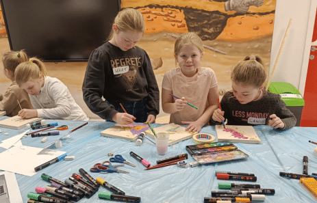 Foto knutselende kinderen in een workshop