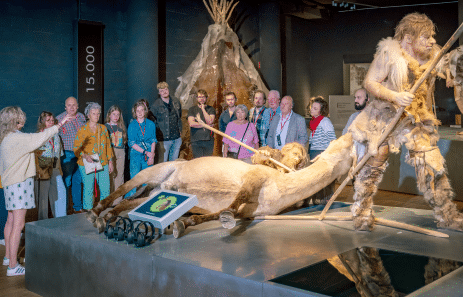 foto van een rondleiding in het museum