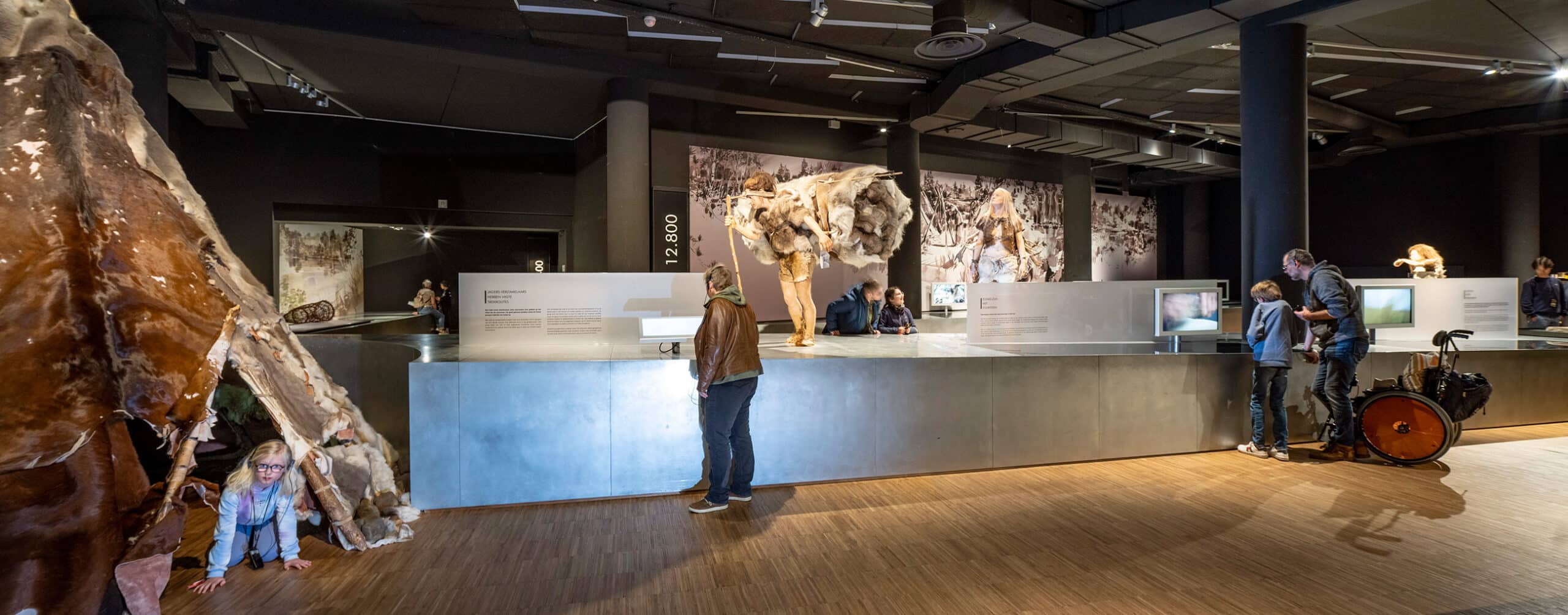 Bezoekers in de prehistorische zaal in het Gallo-Romeins Museum